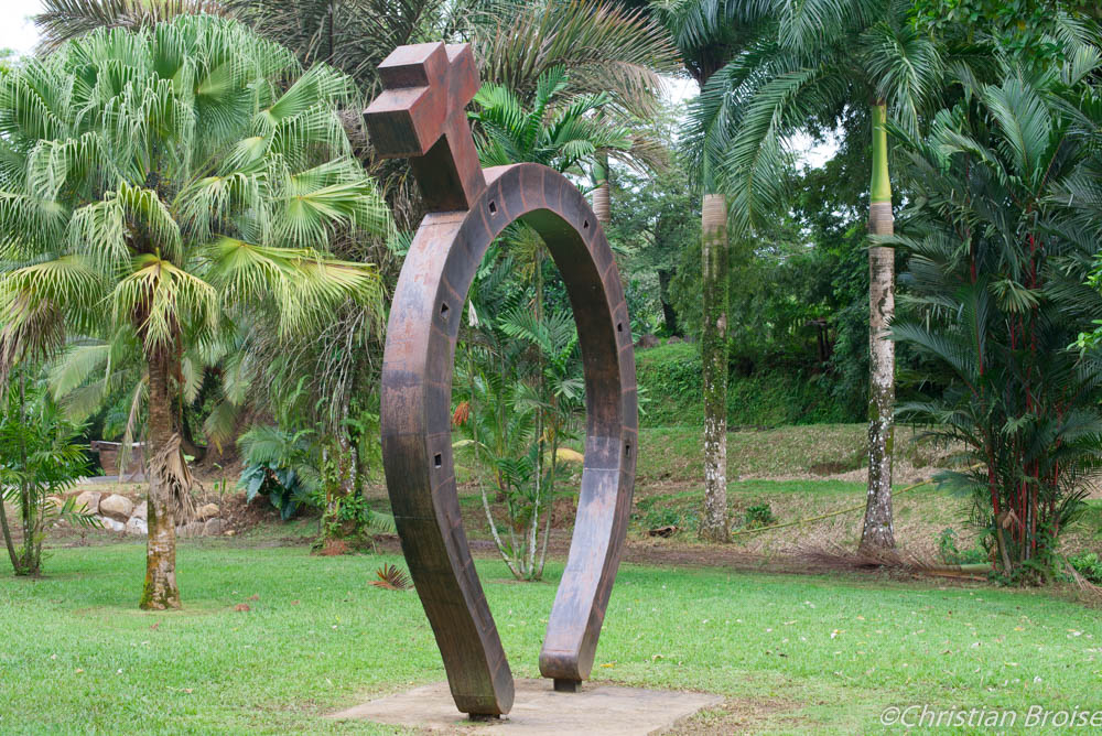 Le fer et la croix. Oeuvre de Victor Anicet exposée dans les jardins de l'Habitation Saint-Etienne, Martinique. Crédits photographiques ©Christian Broise
